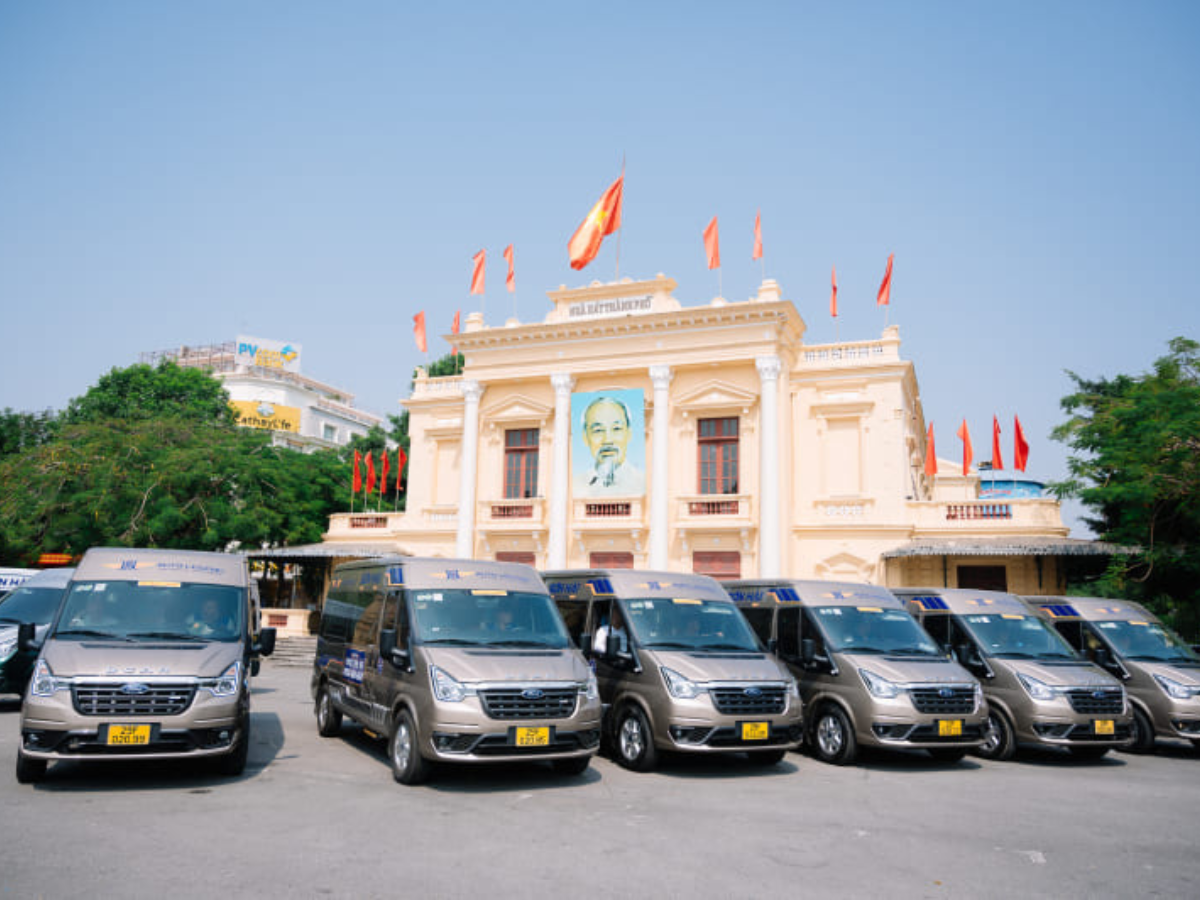Limousine là lựa chọn phổ biến khi di chuyển tới vịnh Hạ Long.