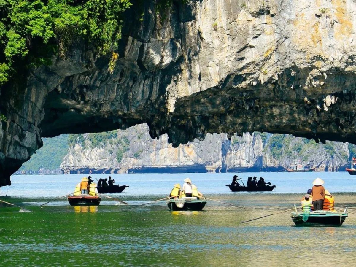 Có thể kết hợp tham quan nhiều hang động tại vịnh Hạ Long.