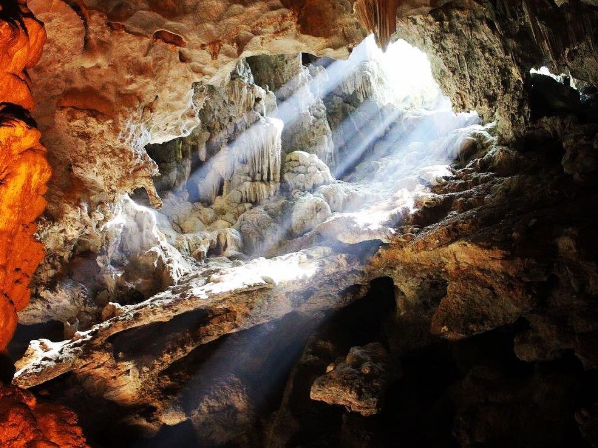 Hang Trinh Nữ là điểm tham quan hấp dẫn tại Hạ Long.