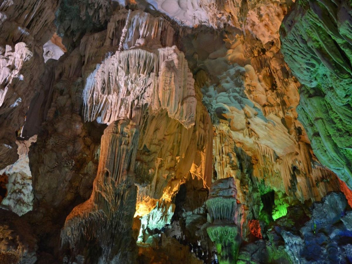 Hang Trinh Nữ gắn liền với truyền thuyết tình yêu bi thương.