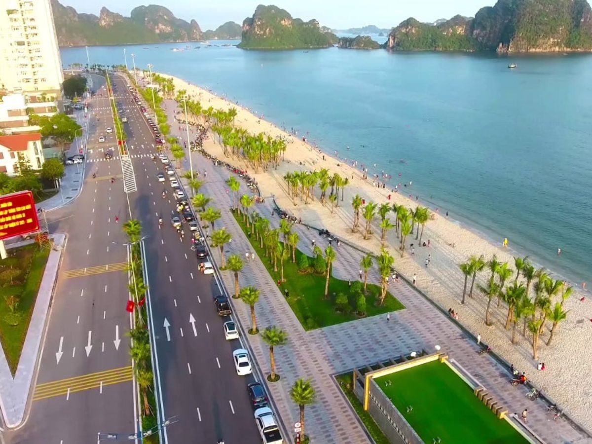 Có nhiều cách để di chuyển đến bãi tắm Hòn Gai.