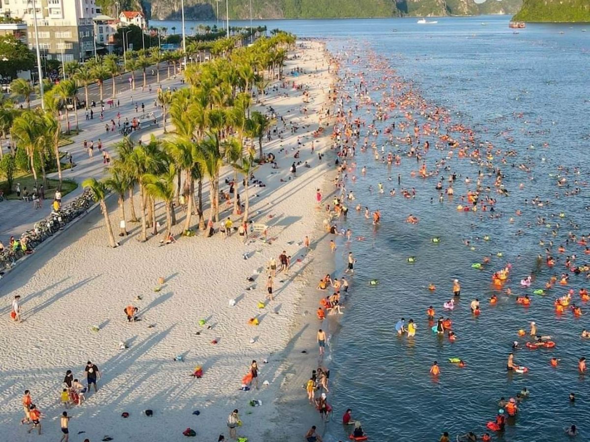 Bãi tắm Hòn Gai là điểm đến lý tưởng cho du khách Hạ Long.