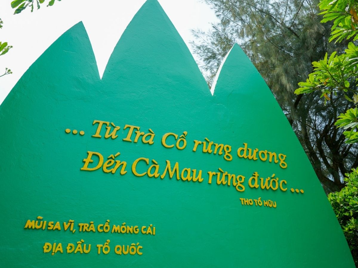 Hình ảnh ba ngọn thông vươn thẳng lên trời, phía trên khắc câu thơ nổi tiếng của nhà thơ Tố Hữu.