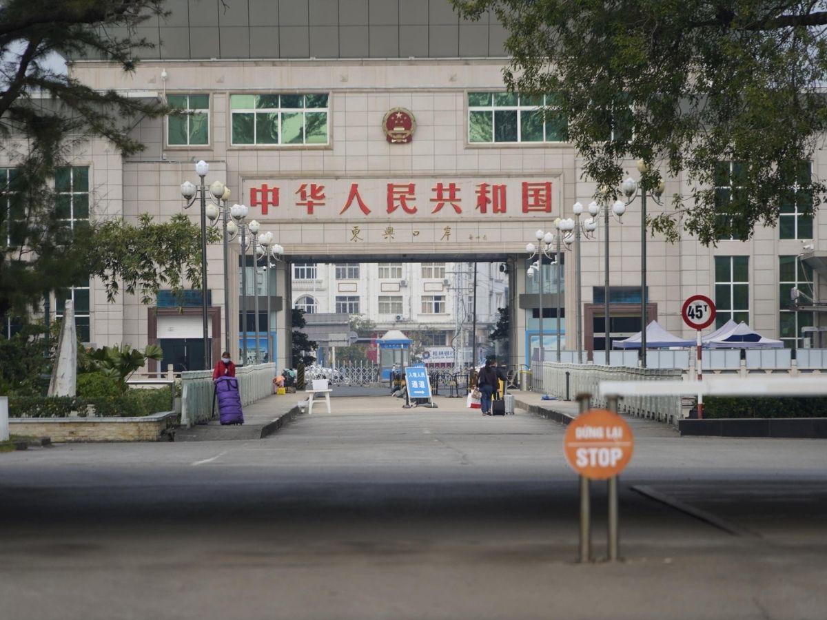 Đặc biệt cửa khẩu này tiếp giáp trực tiếp với Đông Hưng tạo thành một tuyến giao thương.