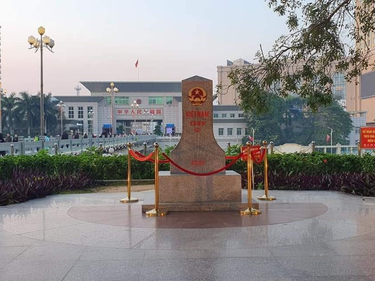 Không quên check-in cửa khẩu để cảm nhận rõ nét không khí giao thoa văn hóa.