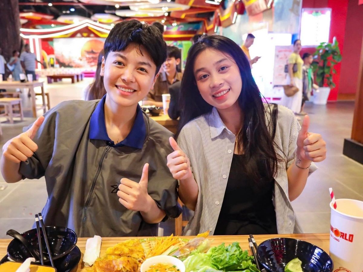 Dừng chân tại một nhà hàng trong khu Sun World Ha Long để nghỉ ngơi và ăn trưa.