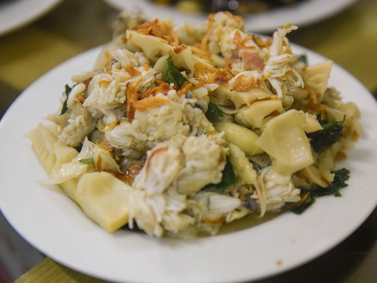 Gỏi sam thịt sam được cắt lát mỏng, trộn cùng đậu phộng rang, rau thơm và nước mắm chua ngọt. (Nguồn: Sưu tầm)