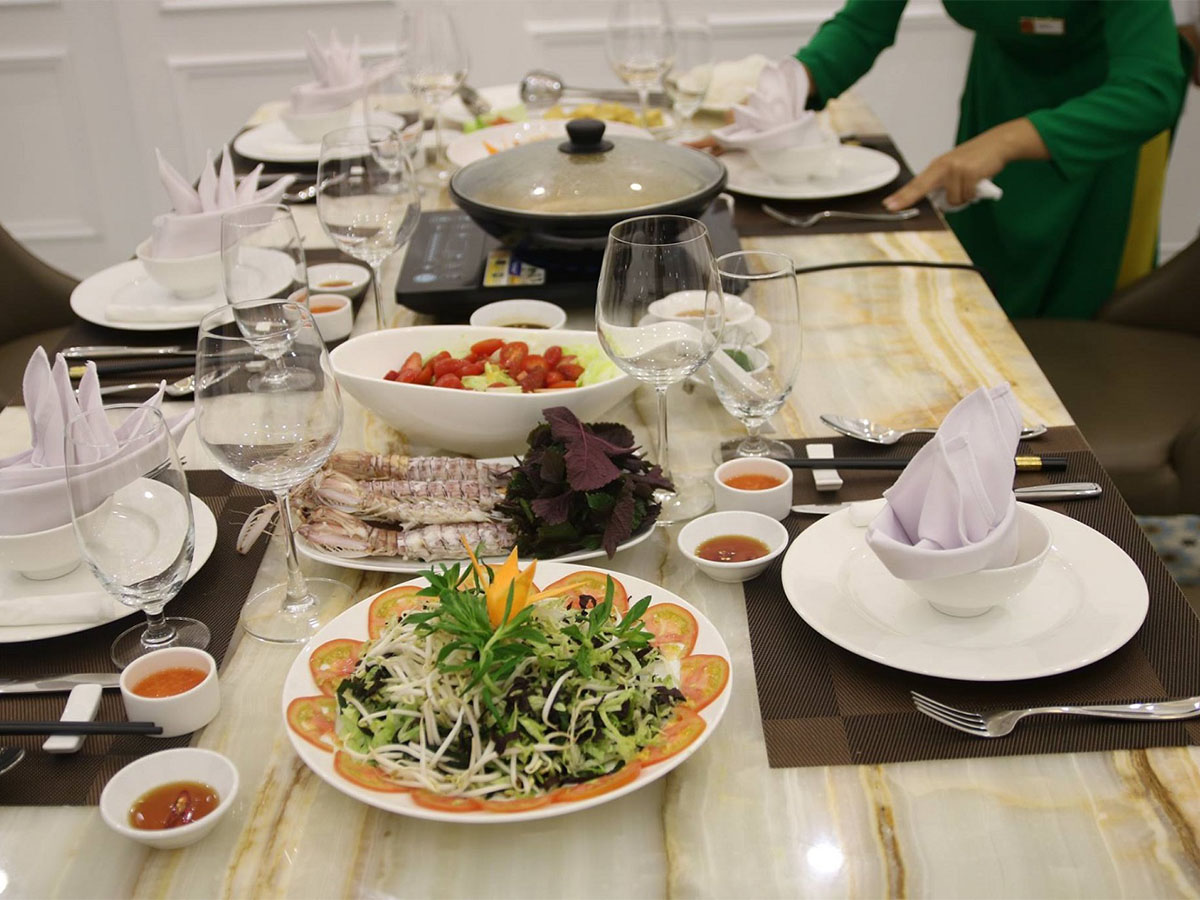 Dịch vụ và trải nghiệm tại nhà hàng Hoàng Quân Quảng Ninh. (Nguồn: Sưu tầm)