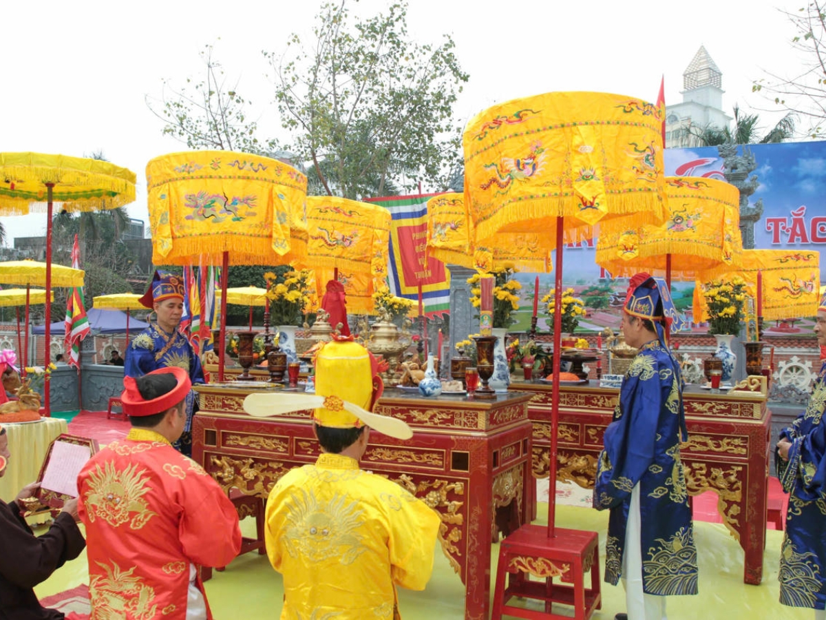 Hòa mình vào không khí lễ hội tại đền Xã Tắc mỗi dịp đầu xuân.