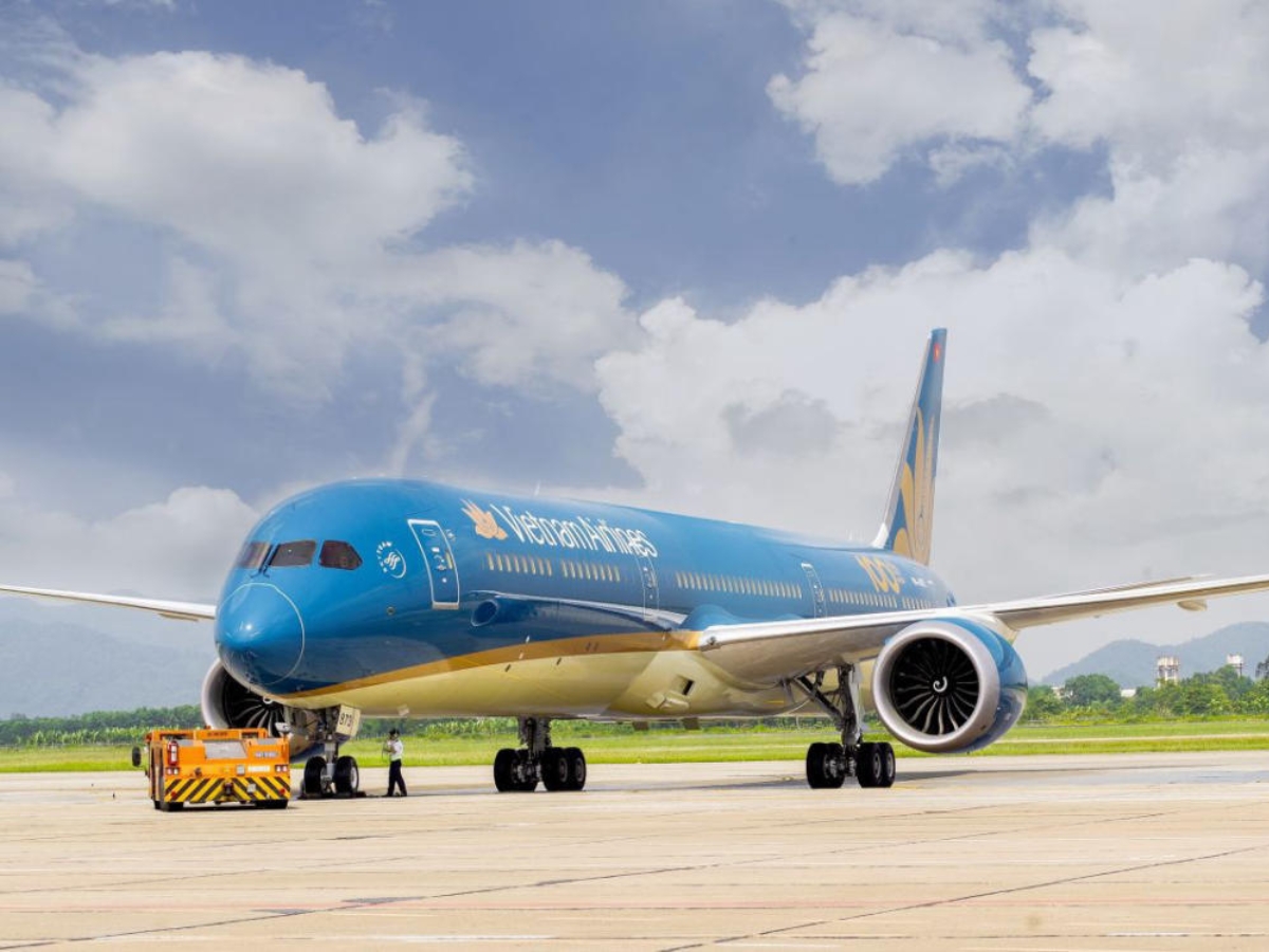 Di chuyển bằng máy bay từ TP.HCM đến Hạ Long.