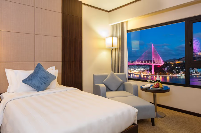 Khách sạn Wyndham Legend Hạ Long với tầm nhìn ra vòng quay Mặt Trời.