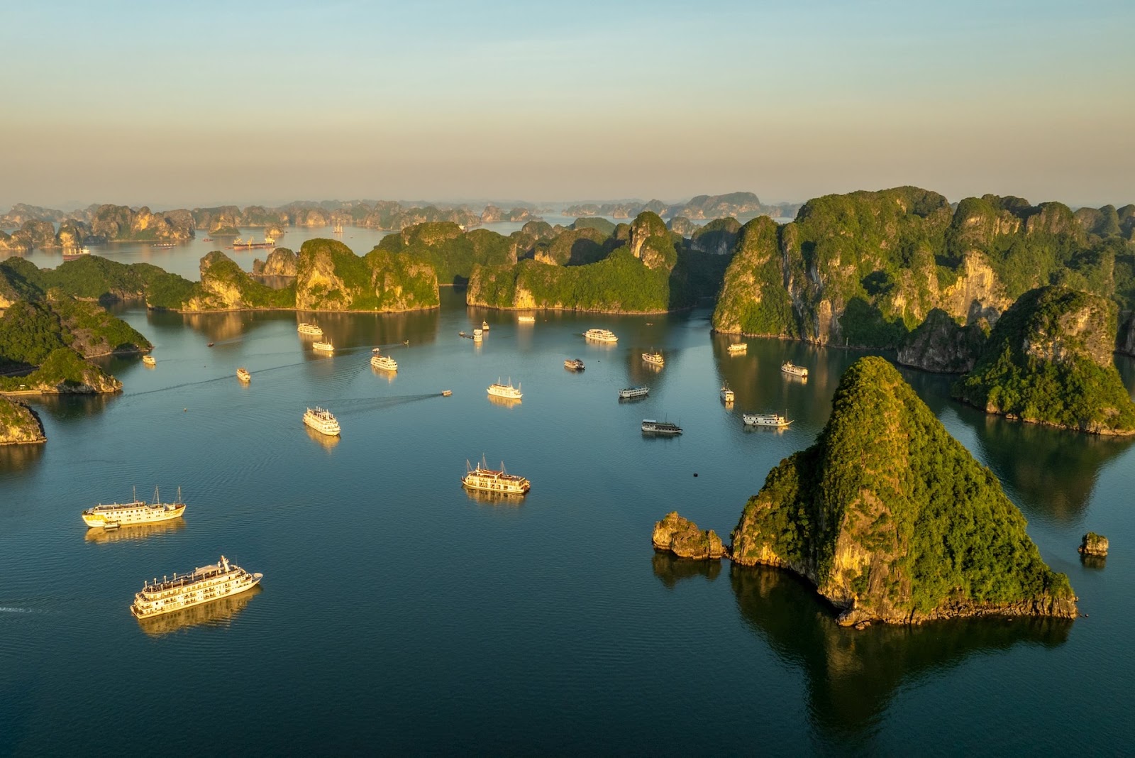 Vịnh Hạ Long được mệnh danh là viên ngọc xanh của vịnh Bắc Bộ.