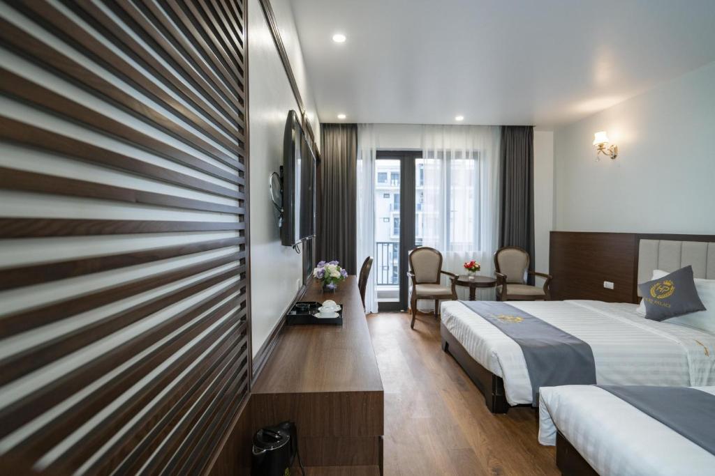 Phòng ngủ tại Luxury Palace Hotel được lát gỗ sang trọng.