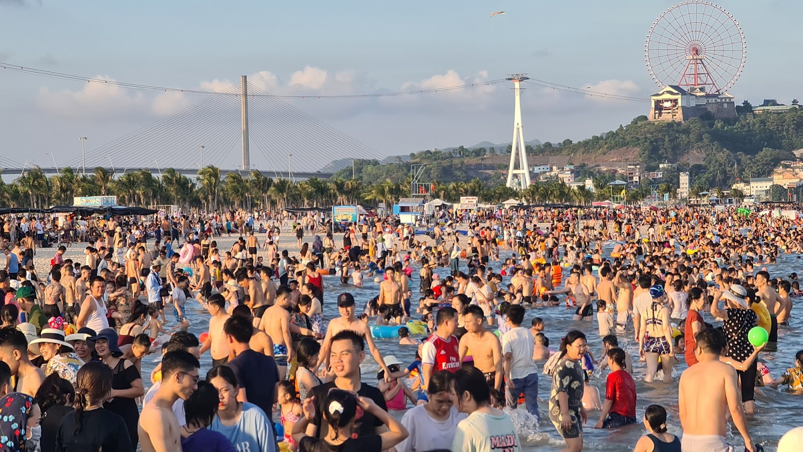 Mỗi dịp hè lượng du khách ghé thăm Hạ Long lại tăng cao đột biến