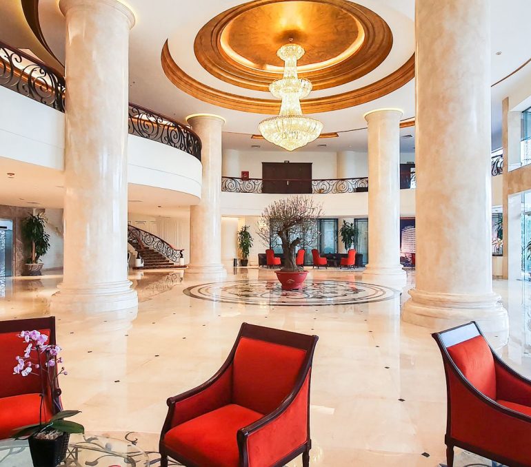 Sảnh của khách sạn mang phong cách kiến trúc sang trọng và cổ điển.