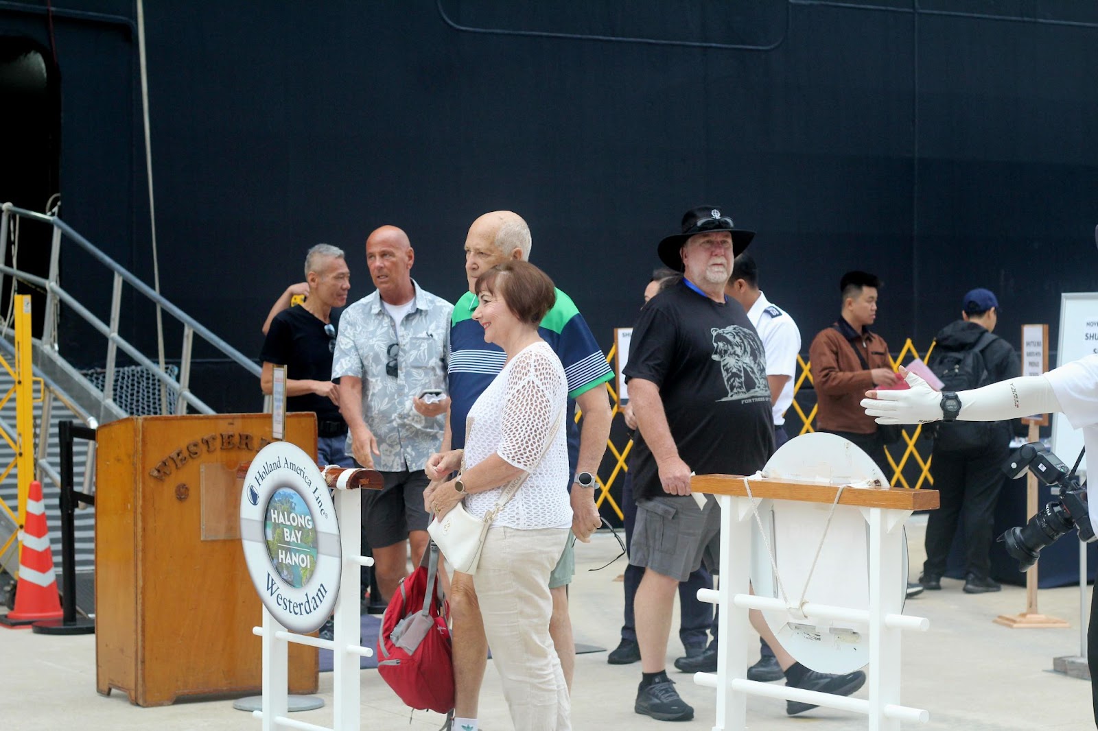 Lượng khách quốc tế đến Hạ Long tăng mạnh dịp cuối năm