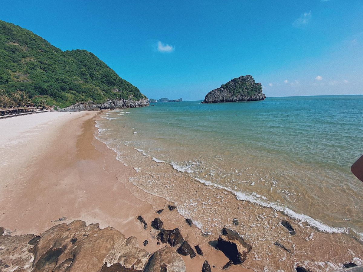 Bãi tắm Ba Trái Đào nằm giữa vùng lõi vịnh Hạ Long, nổi tiếng với bờ cát trắng mịn và làn nước xanh biếc như pha lê.