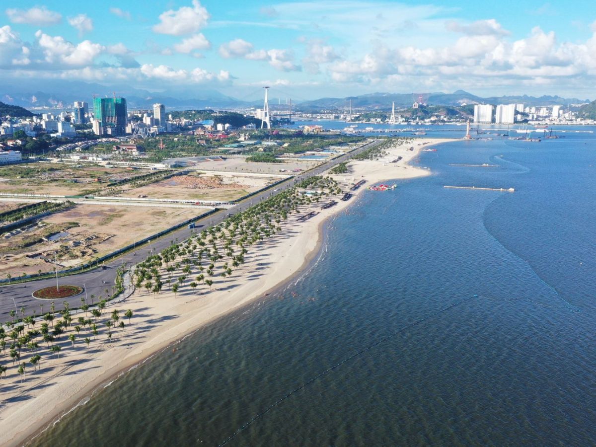 Biển Hạ Long xanh ngọc bích, hiền hòa dưới nắng vàng