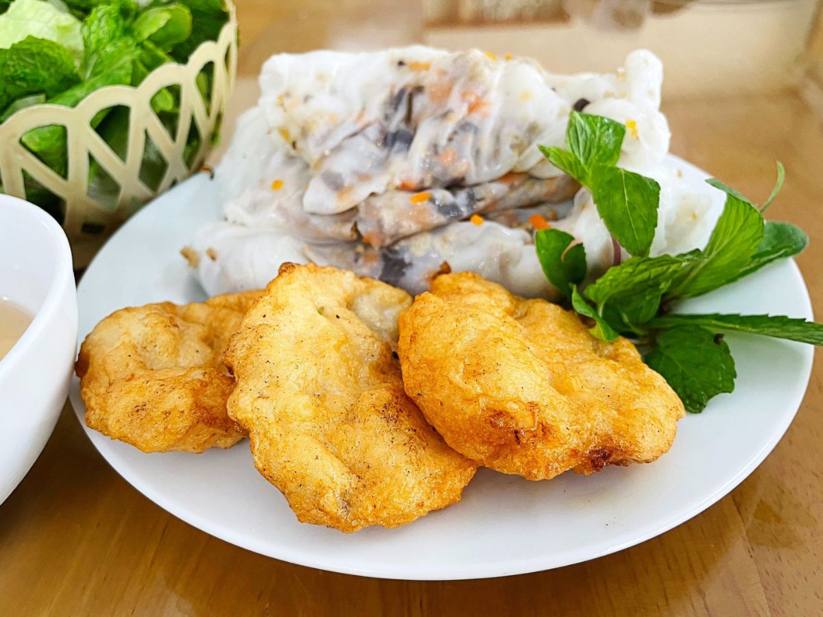 Bánh cuốn chả mực nóng hổi tại quán Bà Ngân