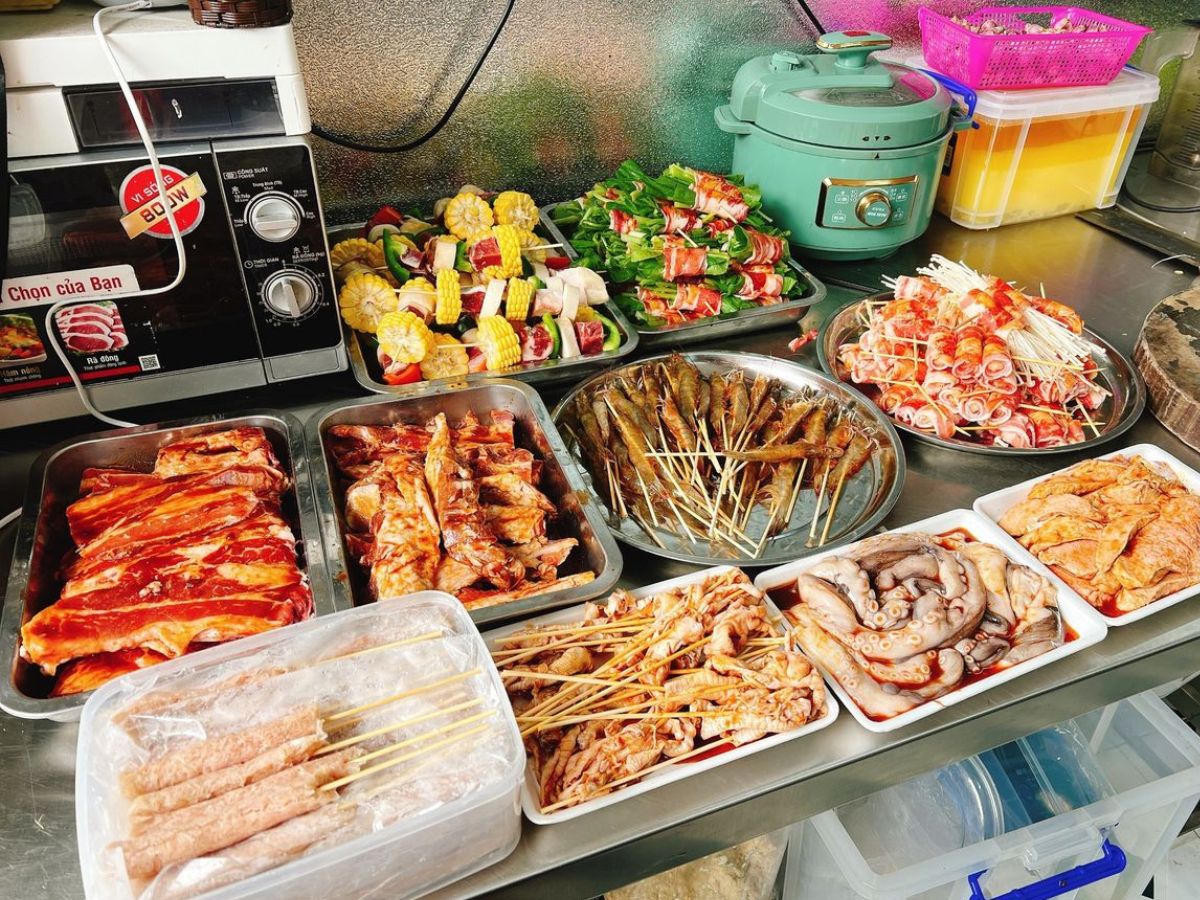 Hương vị ẩm thực đường phố Hạ Long mang đậm hơi thở biển cả.