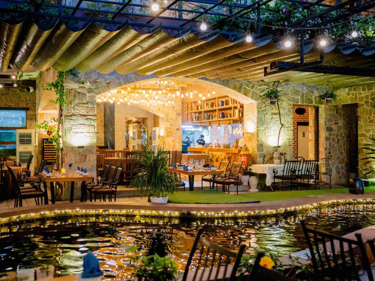 Nhà hàng Ngọc Phương Nam với khu sân vườn thoáng đãng, thích hợp cho tiệc nhóm và gia đình.