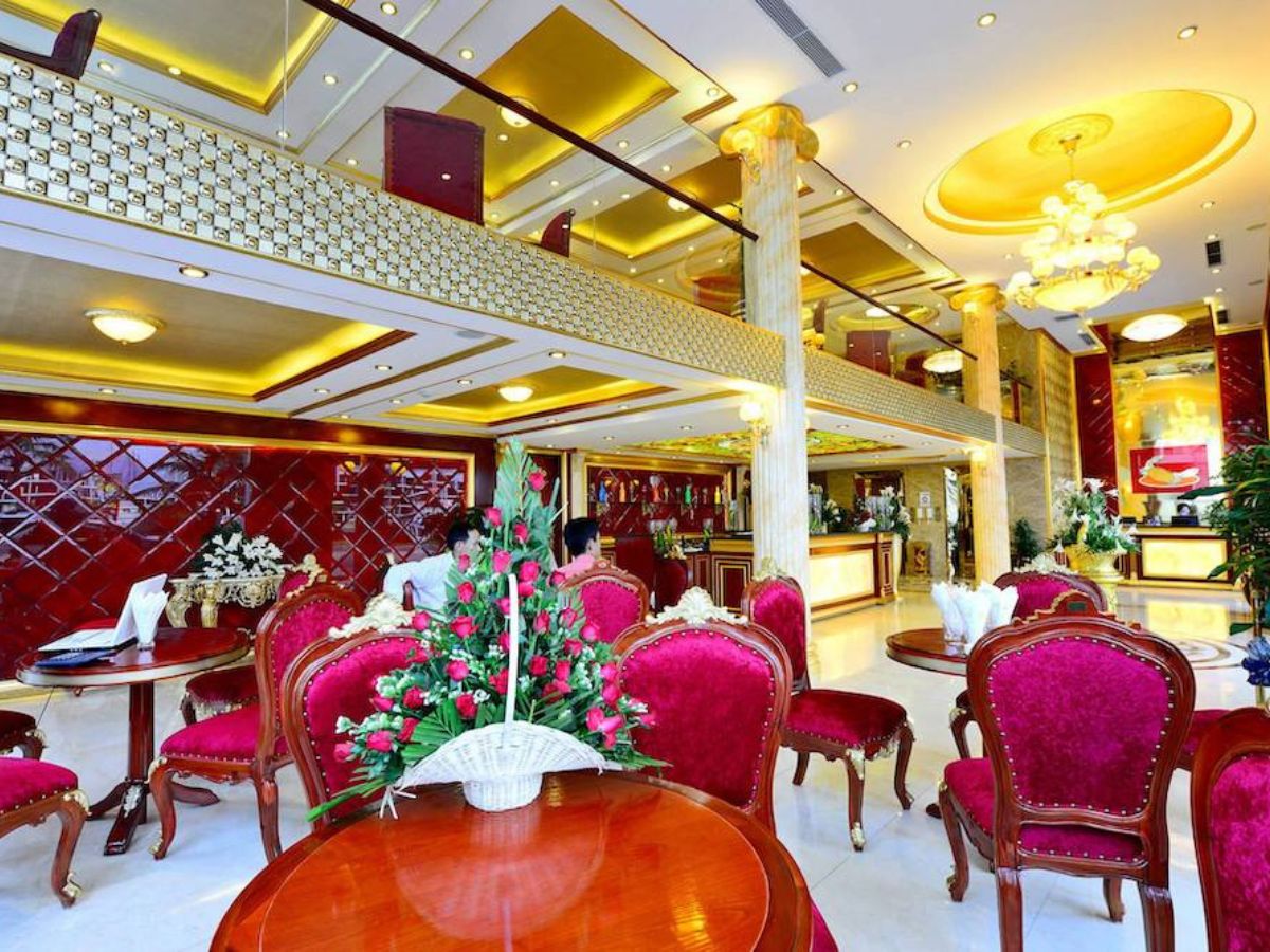 Không gian sang trọng tại nhà hàng Cua Vàng