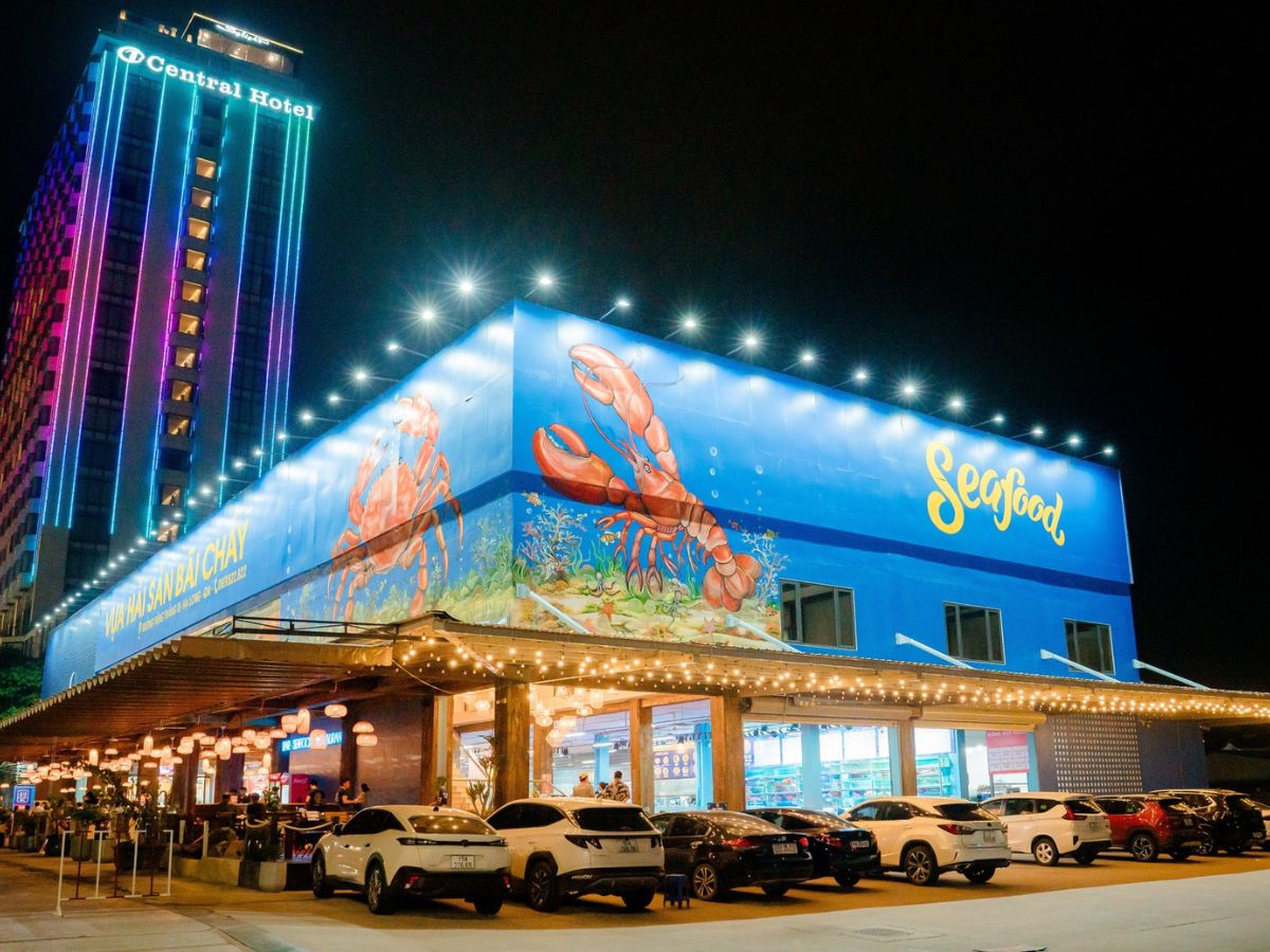 Không khí nhộn nhịp tại Vựa Hải Sản Bãi Cháy, nơi du khách chọn hải sản tươi sống và thưởng thức ngay tại chỗ