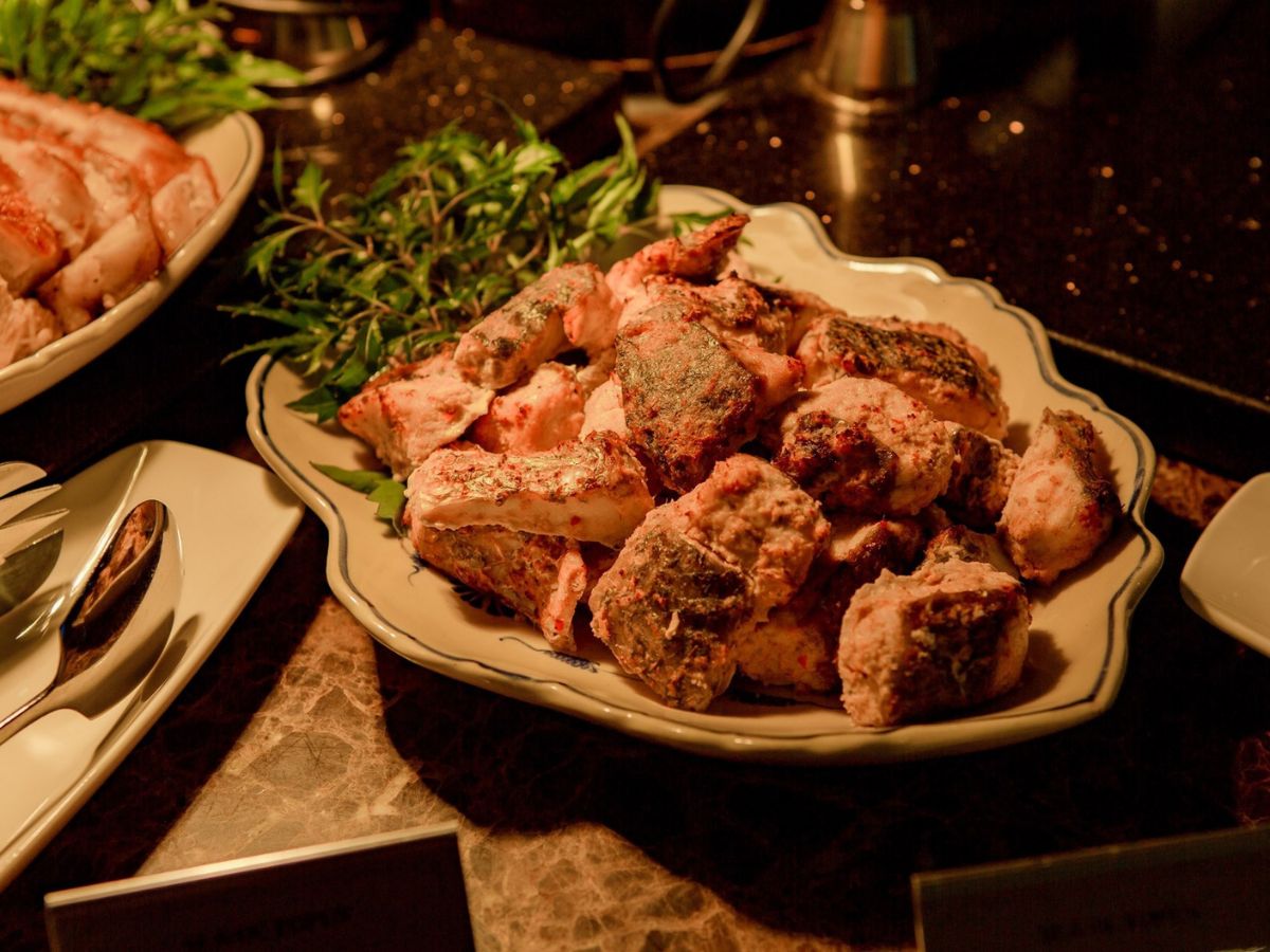 Thưởng thức bữa tối bên vịnh di sản giữa không gian ngập tràn hương vị biển.