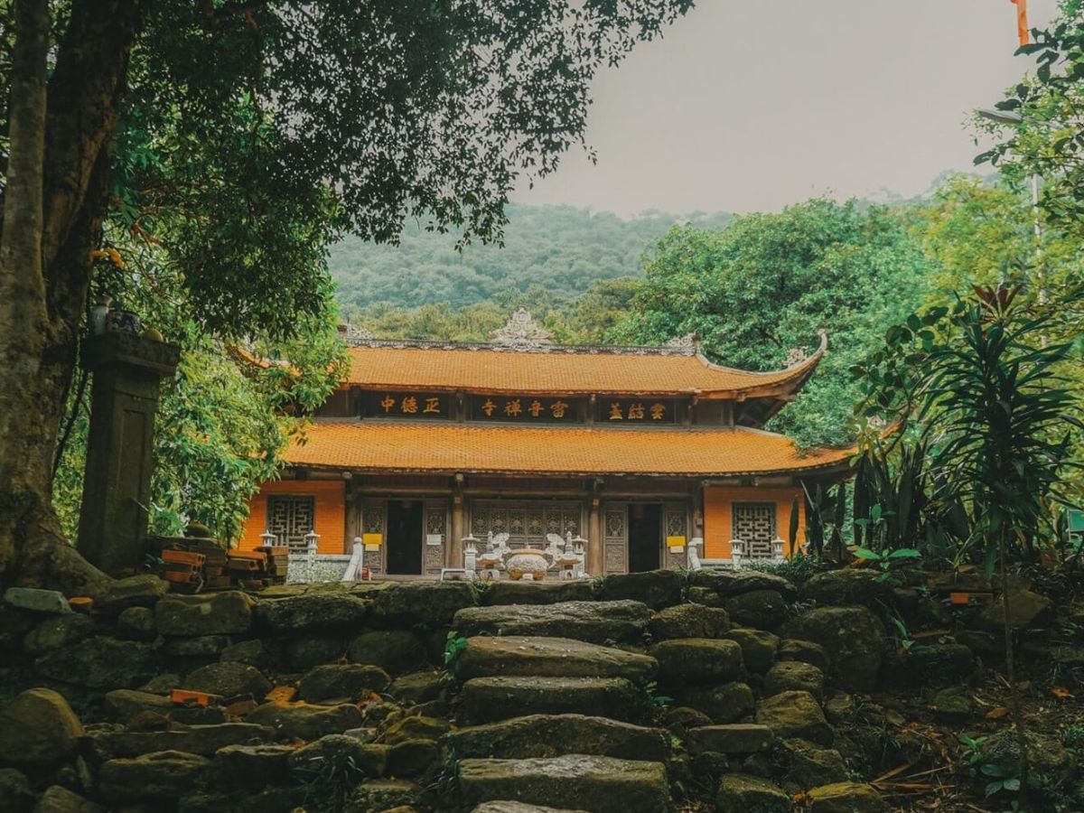 Lịch trình cho một ngày trọn vẹn: sáng vãn cảnh chùa Lôi Âm, trưa thưởng thức gà nướng bên suối, chiều ghé thăm Sun World Ha Long