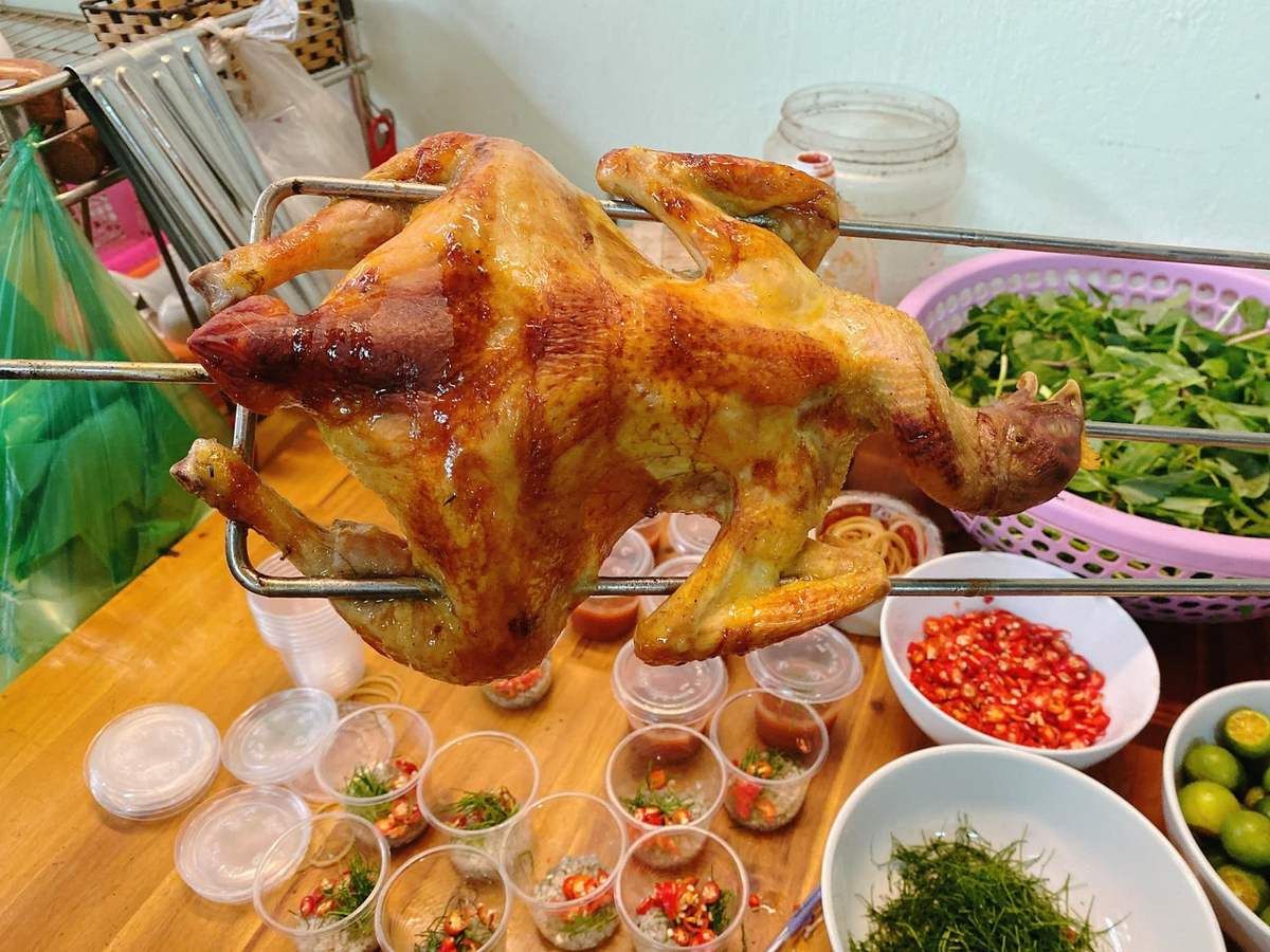 Những quán gà nướng quanh bến đò chùa Lôi Âm giản dị nhưng luôn tấp nập khách nhờ hương vị khó quên.