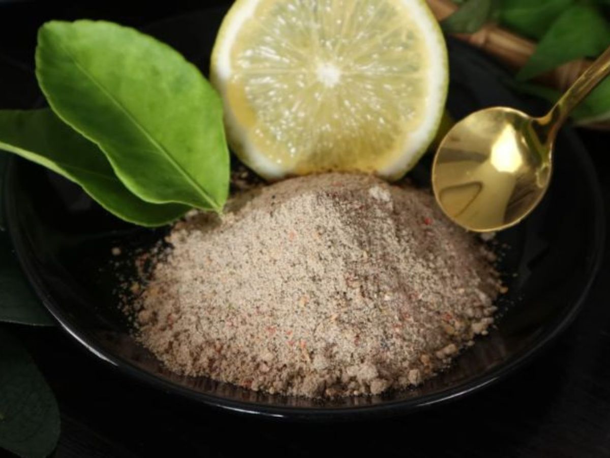 Muối tiêu chanh, rau rừng và xôi nếp là bộ ba hoàn hảo làm dậy vị món gà Lôi Âm nướng