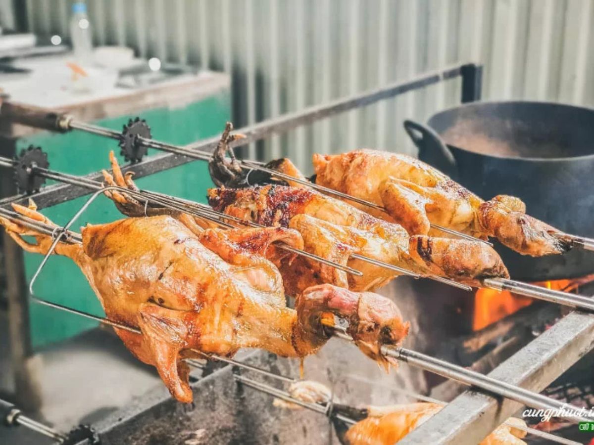 Gà đồi vàng ươm quay trên bếp than