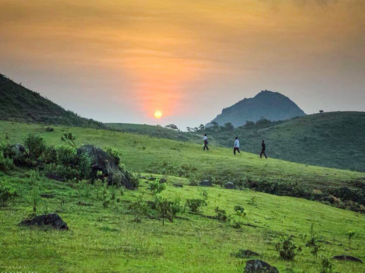 Hoàng hôn buông xuống trên Đồi Tình