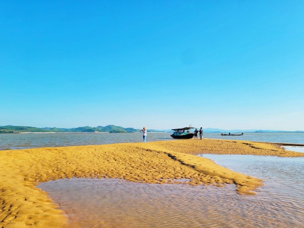 Nắng sớm trên Mũi Lòng Vàng.