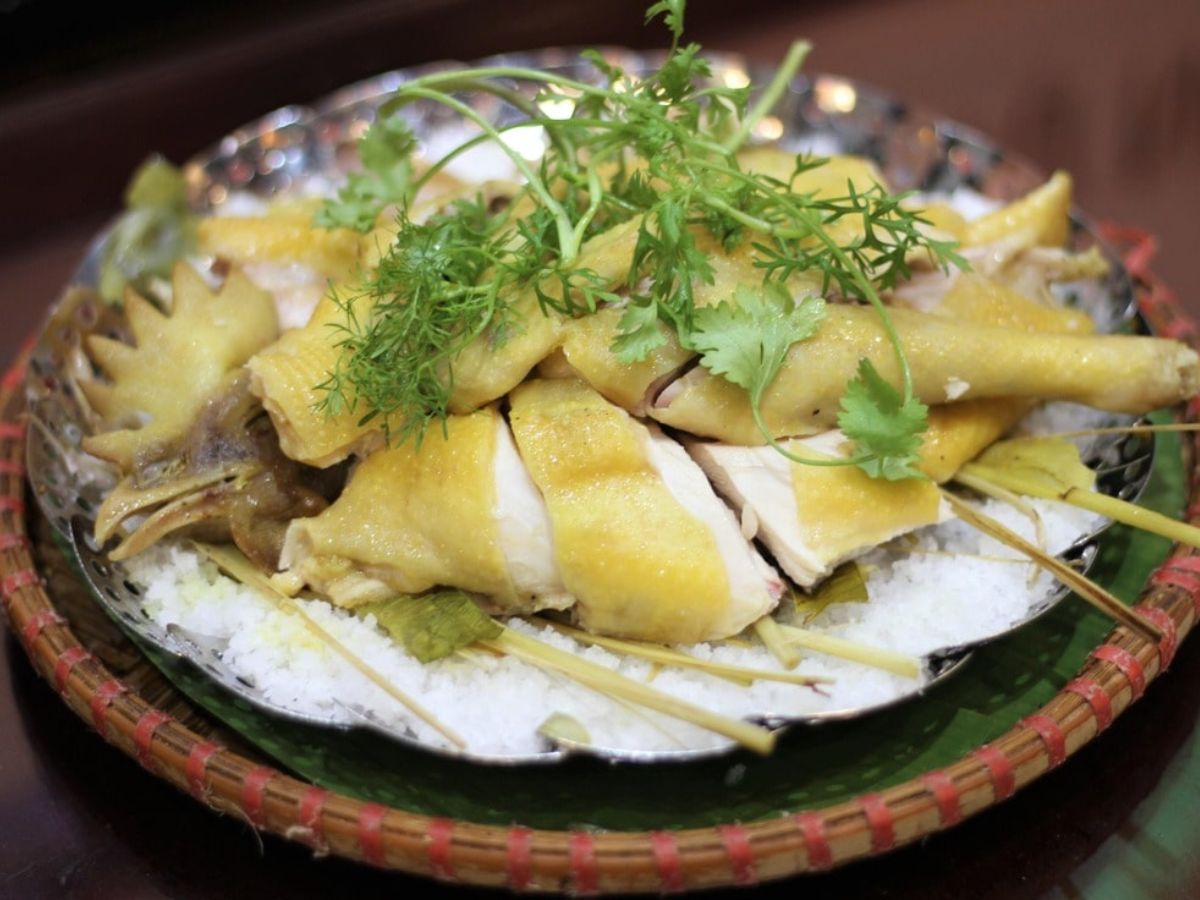 Gà Tiên Yên là đặc sản trứ danh với lớp da vàng giòn và thịt ngọt đậm đà.