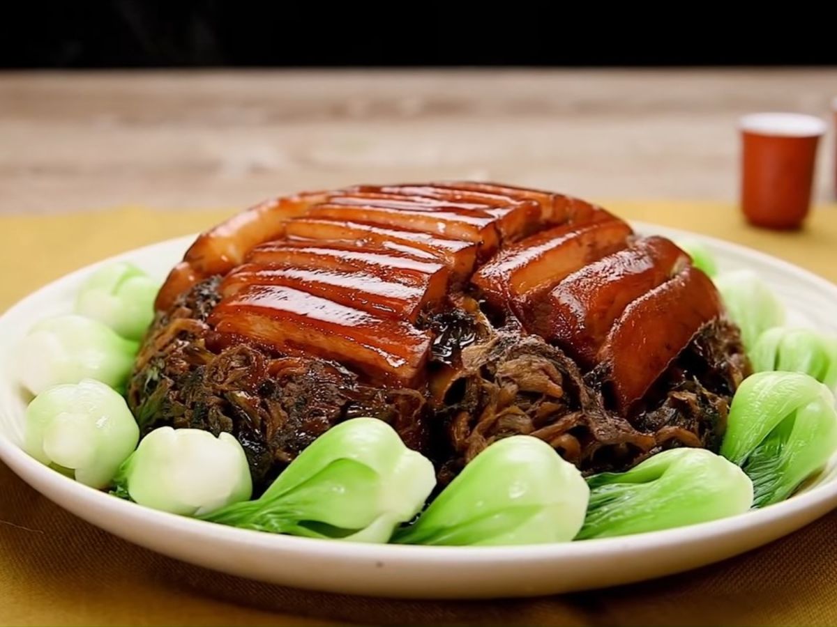 Thịt ba chỉ khâu nhục được hấp cách thủy nhiều giờ, mềm tan và thơm hương ngào ngạt.