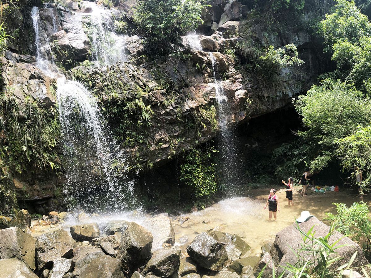 Du khách hòa mình vào làn nước mát lạnh tại thác Mơ