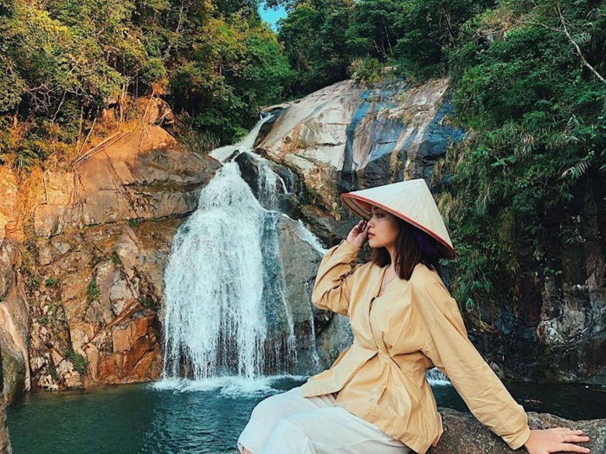 Du khách nghỉ ngơi, check-in trước khi rời thác Mơ Quảng Ninh.