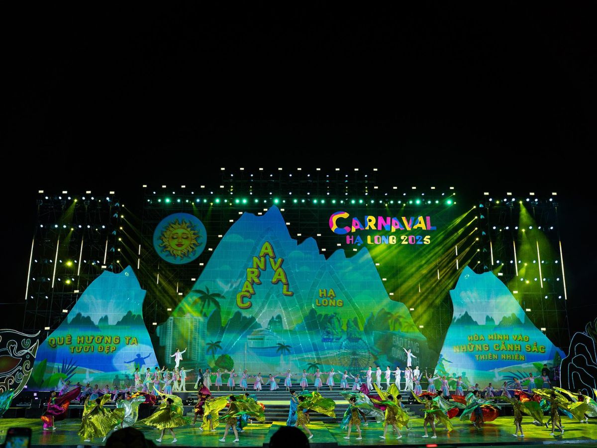 Lễ hội biển Carnaval Hạ Long rực rỡ sắc màu, thu hút hàng nghìn du khách mỗi năm.