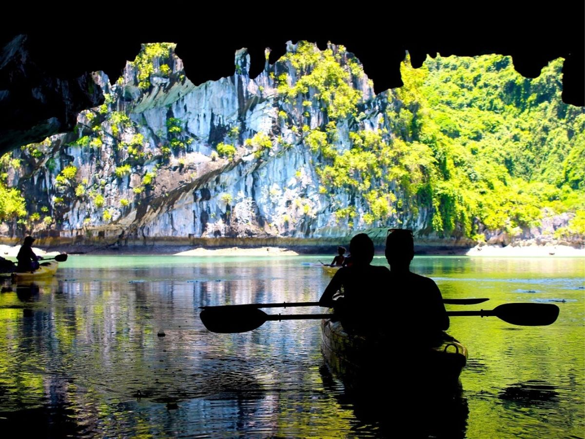 Chèo thuyền kayak khám phá hang động trên Vịnh Hạ Long