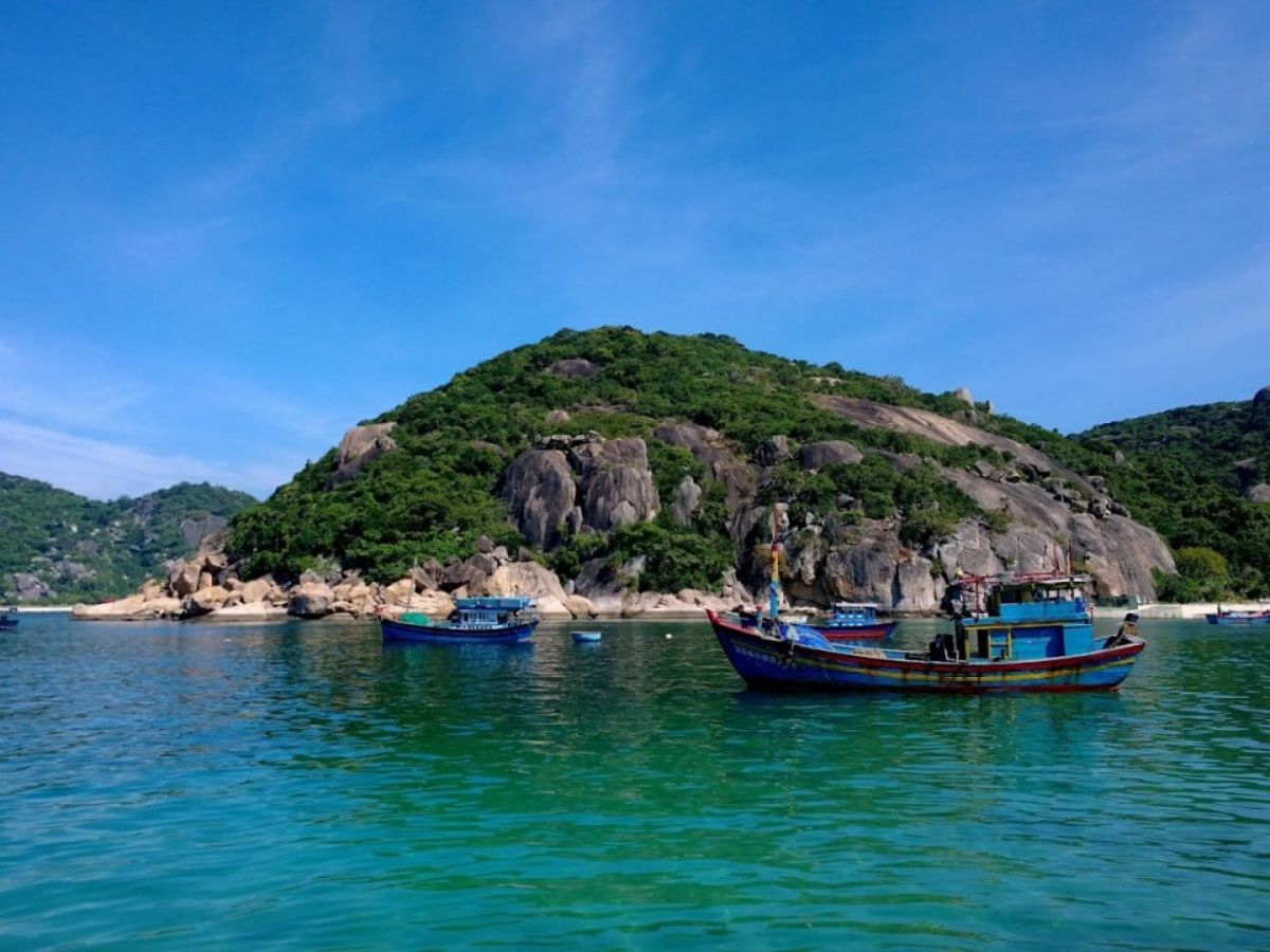 Không chỉ níu chân khách du lịch Quảng Ninh bằng vẻ đẹp mộc mạc, thanh bình, đảo Ngọc Vừng còn là một dấu son đậm nét trong dòng chảy lịch sử dân tộc