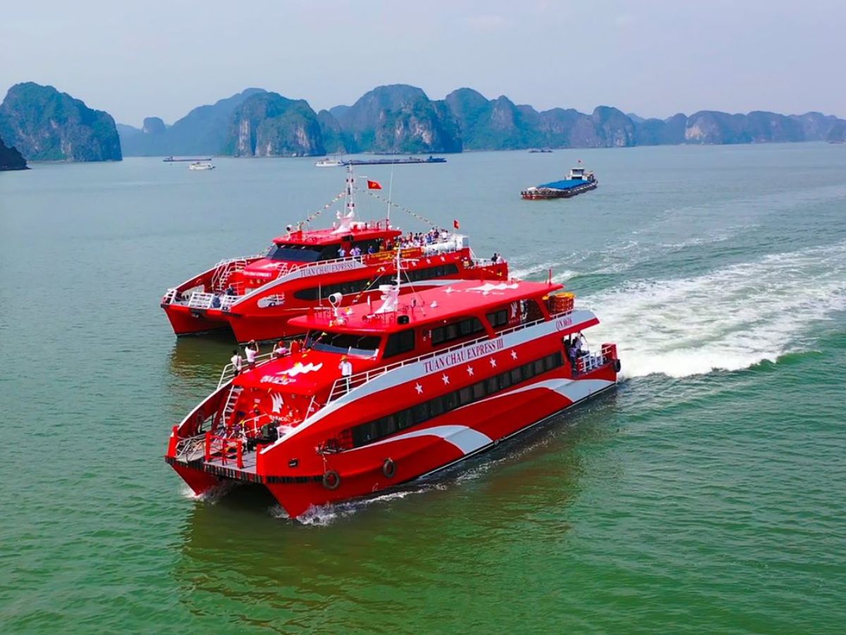 Di chuyển đến Cô Tô Quảng Ninh bằng tàu cao tốc.