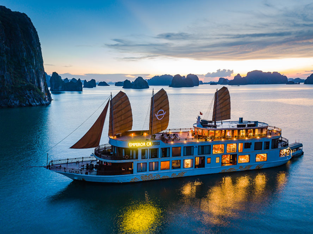 Ngắm vịnh Hạ Long trên du thuyền cũng là một lựa chọn tuyệt vời cho các cặp đôi