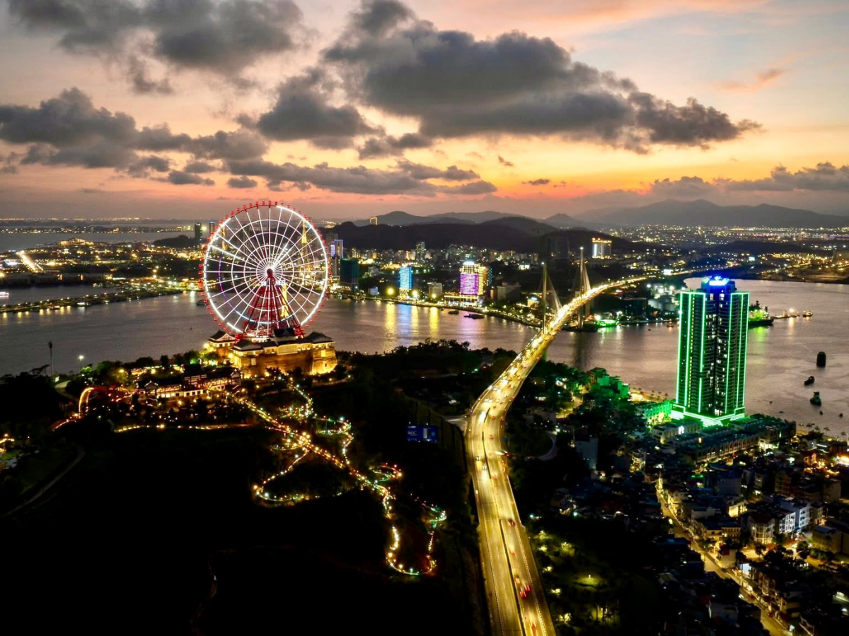 Khung cảnh Hạ Long về đêm như một dải ngân hà thu nhỏ với những ánh sáng lấp lánh