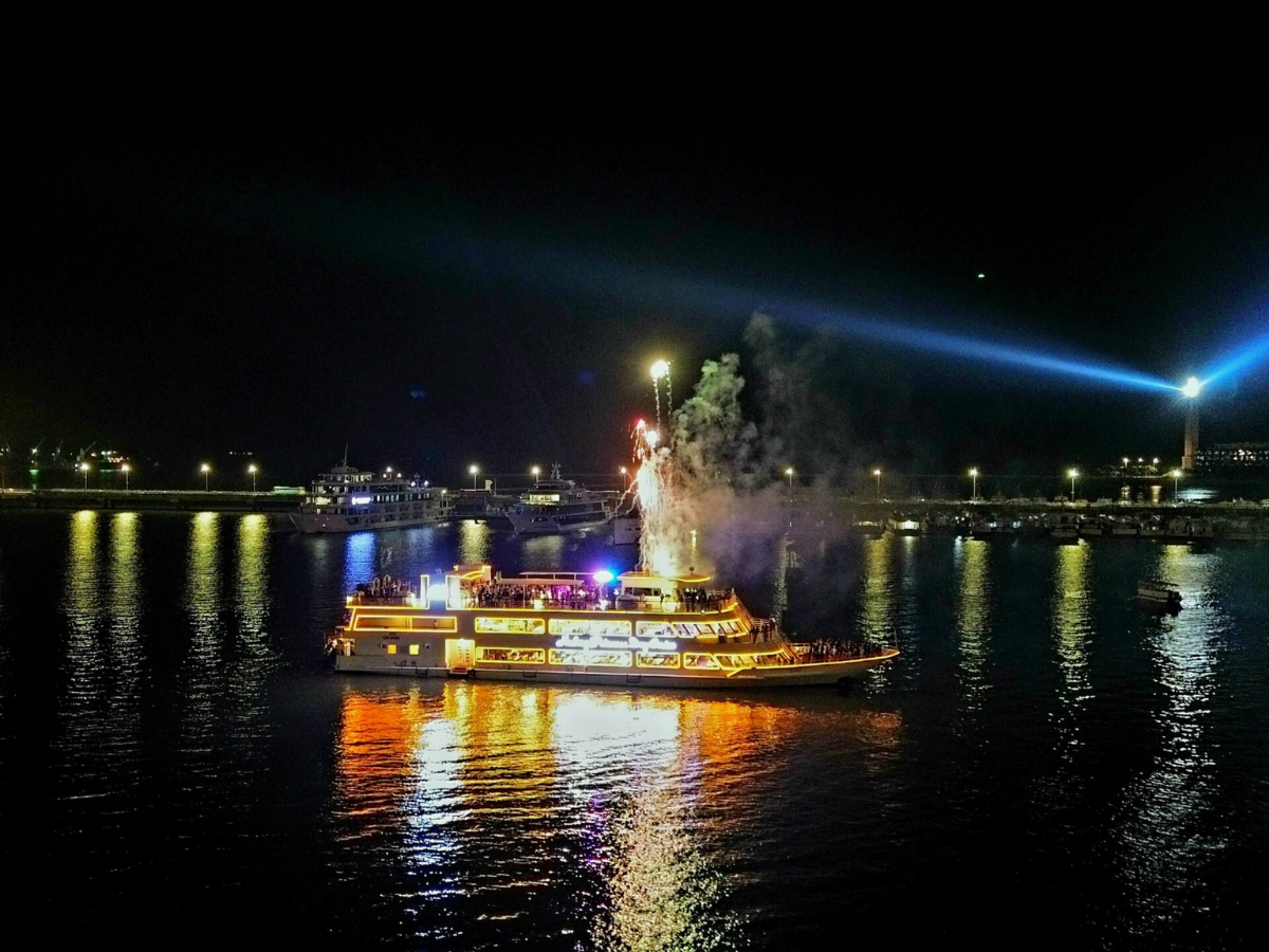 Khoảnh khắc bắn pháo hoa, countdown đón chào năm mới tại một du thuyền Hạ Long.