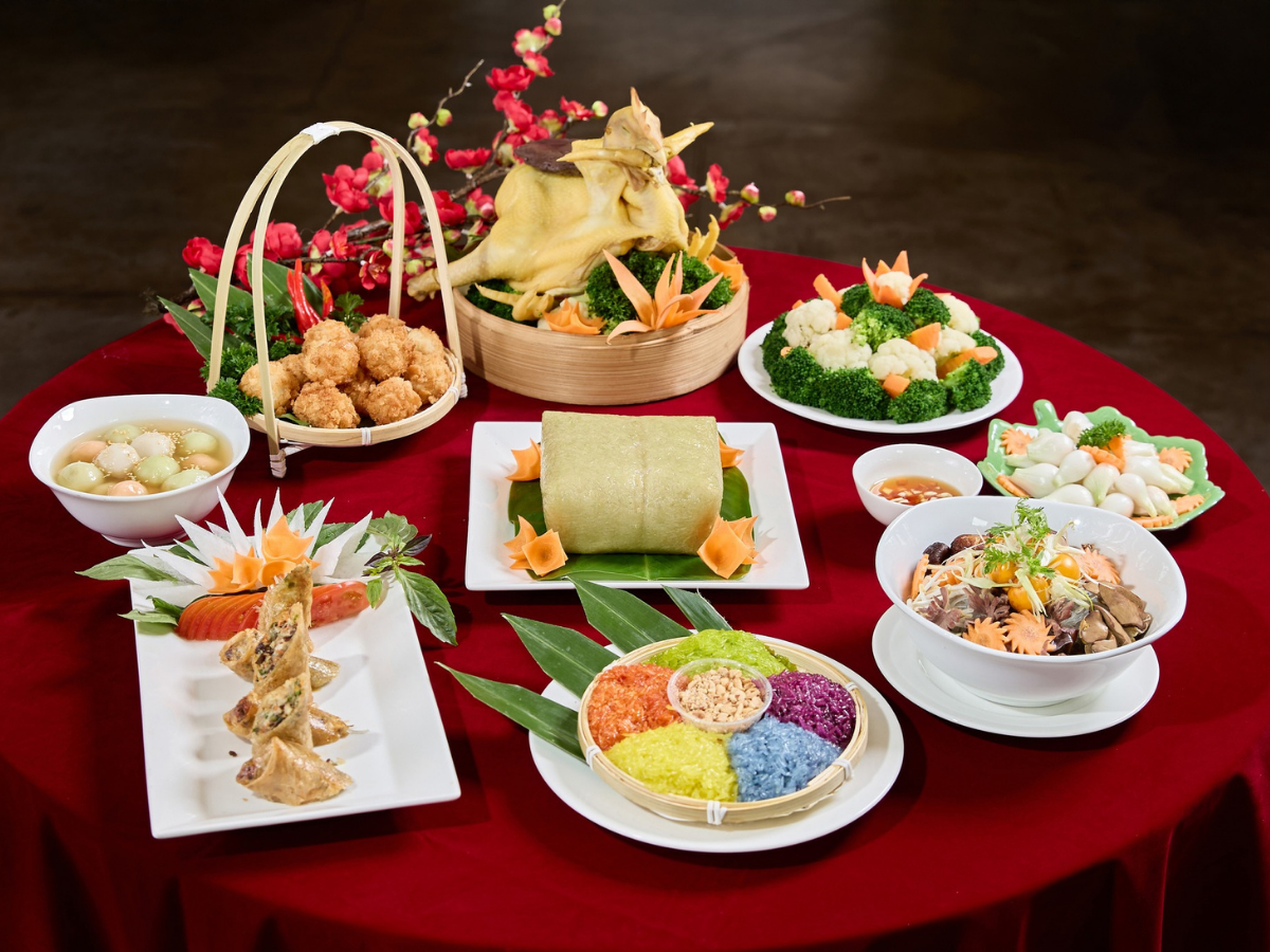 Mâm cơm Tất niên do đầu bếp thực hiện tại Sun World Ha Long là một trải nghiệm đáng thử khi du khách ghé thăm Hạ Long dịp Tết.