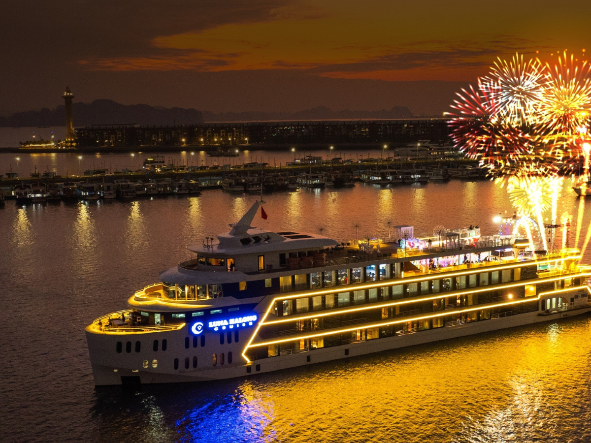 Du khách sẽ có cơ hội đón thời khắc chuyển giao năm mới trên du thuyền với màn bắn pháo hoa rực rỡ