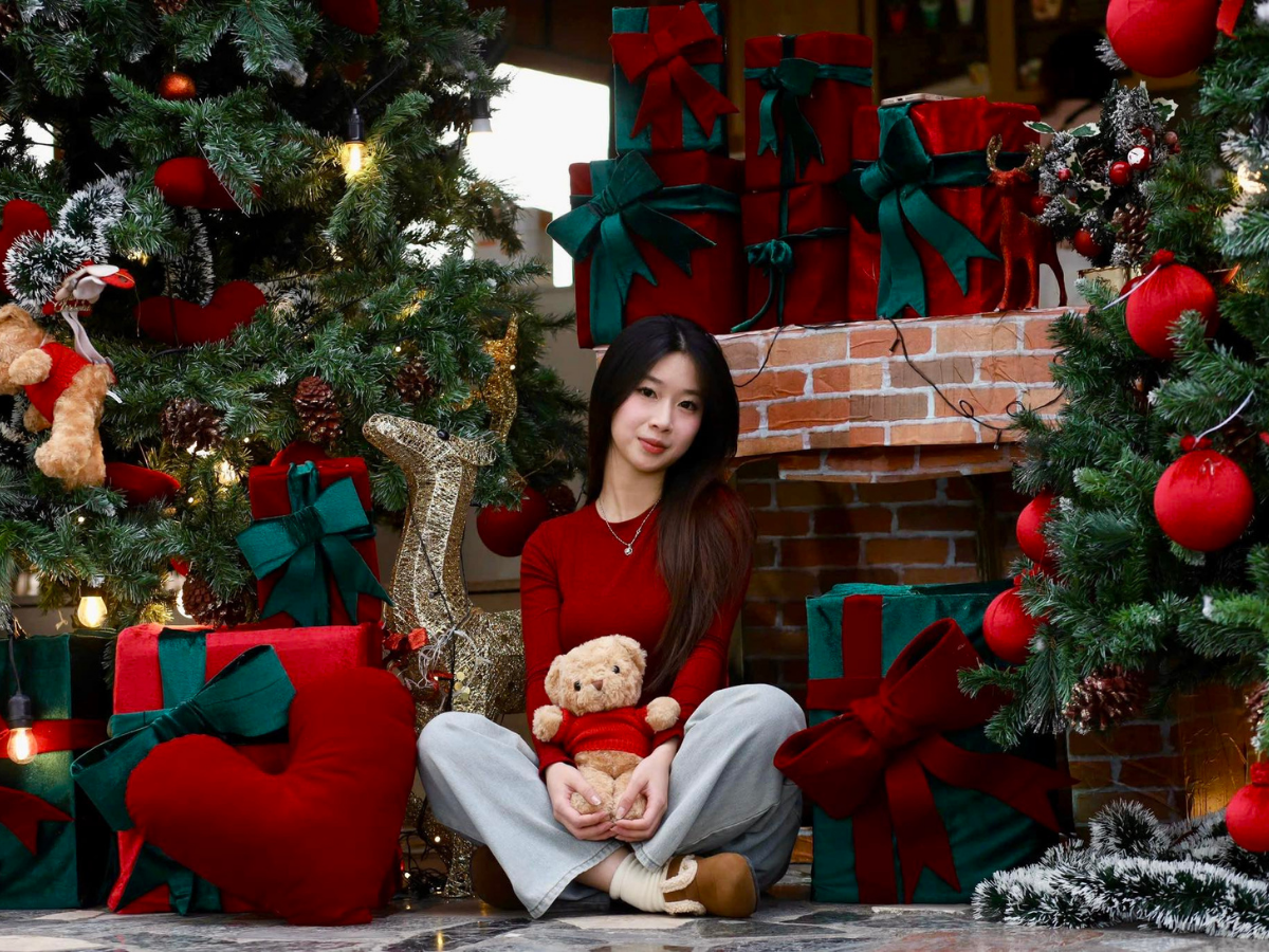 Không gian Giáng sinh ấm áp phong cách cổ điển tại La Luna Coffee.