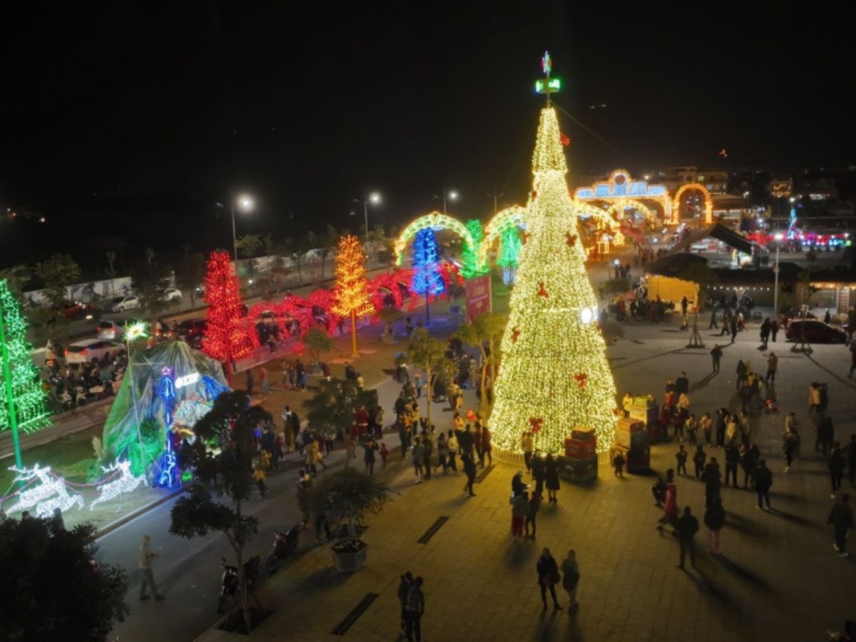 Quảng trường 30/10 là điểm nhấn cho mùa chơi Noel tại Quảng Ninh