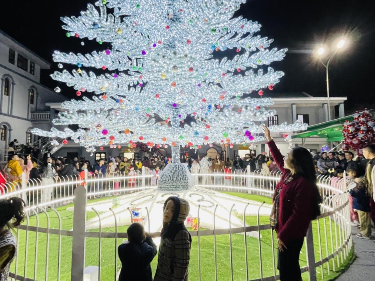 Đại lễ Giáng sinh tại Nhà thờ Hòn Gai diễn ra trong không khí linh thiêng, quy tụ hơn 1.000 giáo dân cùng du khách